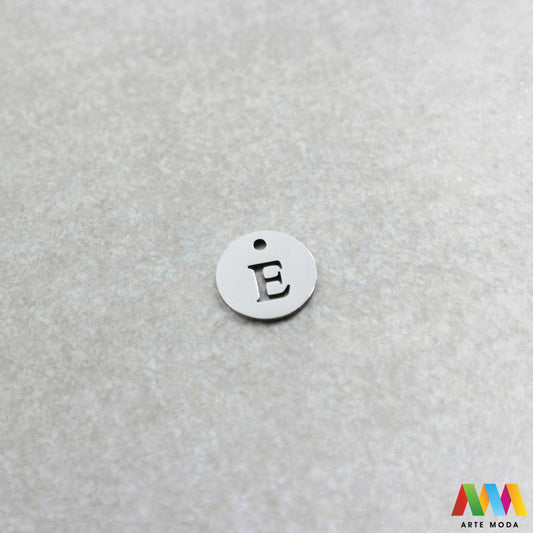 E slovo slova privjesak s jednom rupom privjesak od čelika privjesak čelik repromaterijal čelični ogrlice ogrlica narukvica narukvice nanožnica nehrđajući Slova izrađena od nehrđajućeg čelika 316L koja služe za izradu nakita poput narukvica ili ogrlica najčešće se koriste za nizanje na sajlu gumu flaks i ostale materijale