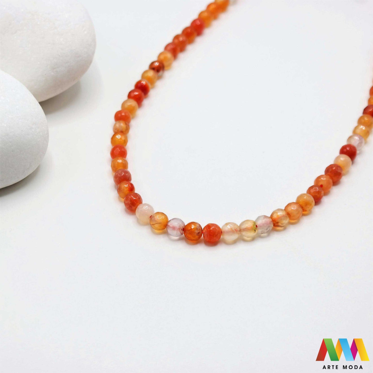 poludragi kamen ahat kristal kalcedon polu dragi poludrago kamenje dragulj mineral kvarc Ahat je jedan od najrasprostranjenijih kristala na planeti Ahat spada u grupu kalcedona izrazito je dekorativan te se od njega izrađuje lijepi nakit i ukrasni predmeti U Hrvatskoj je poznati Lepoglavski Ahat s brda Gaveznica