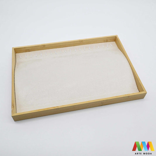 stalci za narukvice naušnica drveni skaj pamučna špaga plišani organizator držač izlaganje nakita oprema butik prezentacija elegantni luksuzni Predstavite svoje narukvice na najljepši način uz naše unikatne drvene stalke presvučene plišom skajem ili pamučnom špagom Svaki stalak pruža savršenu podlogu koja štiti nakit od ogrebotina istovremeno nudeći raznolikost tekstura i stilova – od nježne elegancije pliša preko moderne profinjenosti skaja do rustikalnog šarma pamučne špage arte moda repromaterijal