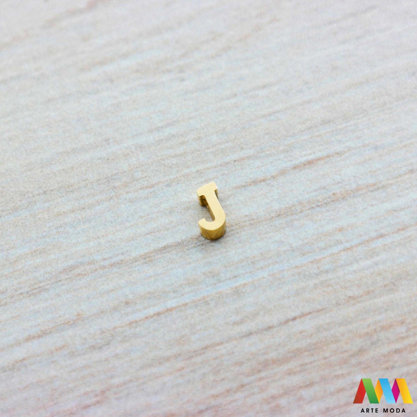 J slovo slova privjesak s jednom rupom privjesak od čelika privjesak čelik repromaterijal čelični ogrlice ogrlica narukvica narukvice nanožnica nehrđajući Slova izrađena od nehrđajućeg čelika 316L koja služe za izradu nakita poput narukvica ili ogrlica najčešće se koriste za nizanje na sajlu gumu flaks i ostale materijale