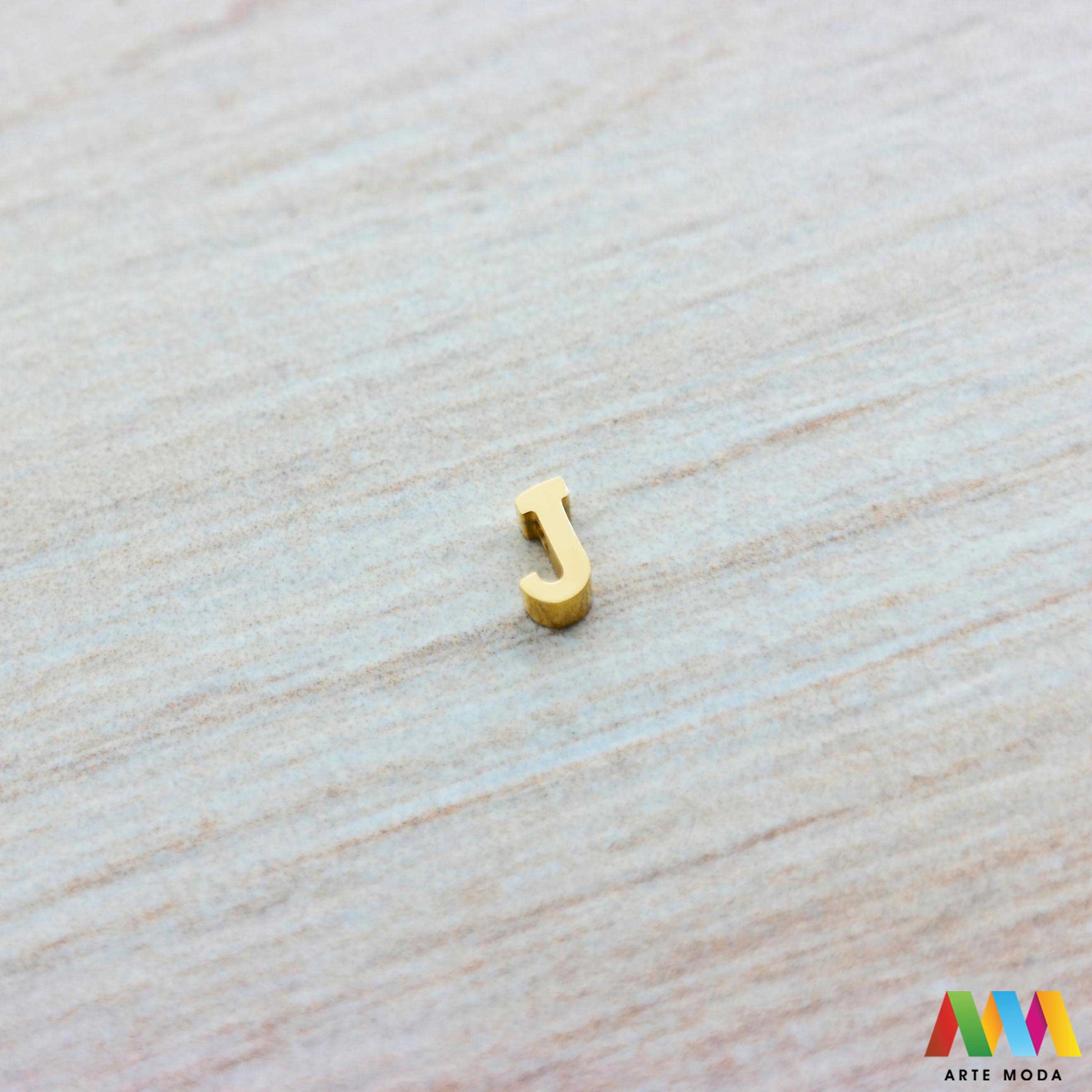 J slovo slova privjesak s jednom rupom privjesak od čelika privjesak čelik repromaterijal čelični ogrlice ogrlica narukvica narukvice nanožnica nehrđajući Slova izrađena od nehrđajućeg čelika 316L koja služe za izradu nakita poput narukvica ili ogrlica najčešće se koriste za nizanje na sajlu gumu flaks i ostale materijale