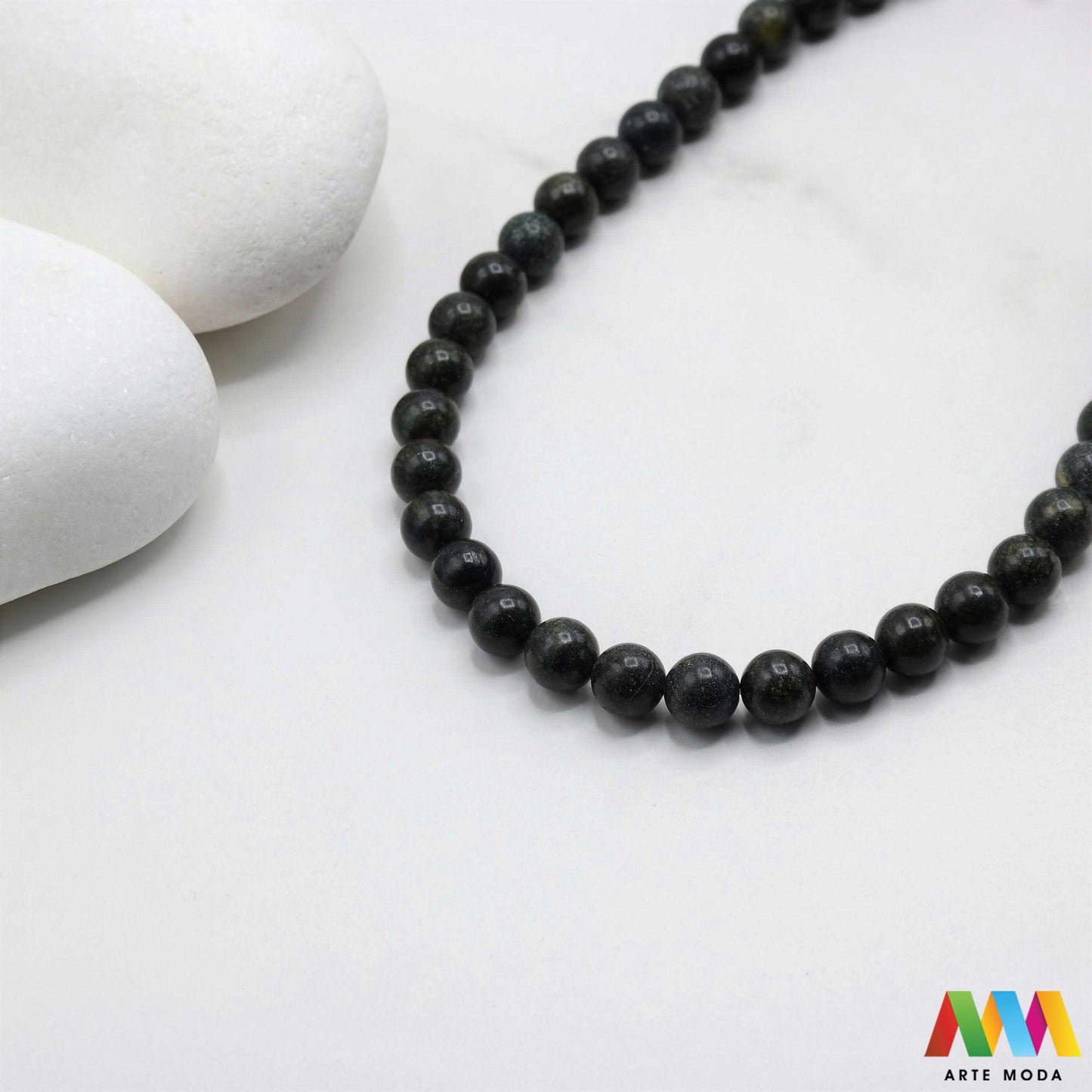 serpentin kamen poludragi mineral zeleni smeđi zmija glatka ljuska kristal prirodni ogrlica narukvica mrljasti Serpentin je zelenkasti smećkasti ili mrljasti mineral koji se obično nalazi u serpentinitu Ime dolazi od latinske riječi serpentinus što znači "kao zmija" Najčešće je zelenkaste boje glatke ili ljuskaste površine Mnoge vrste Serpentina korištene su za nakit i rezbarenje tvrdog kamena ponekad pod nazivom "lažni žad" ili "tetonski žad"