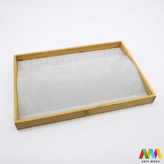 stalci za narukvice naušnica drveni skaj pamučna špaga plišani organizator držač izlaganje nakita oprema butik prezentacija elegantni luksuzni Predstavite svoje narukvice na najljepši način uz naše unikatne drvene stalke presvučene plišom skajem ili pamučnom špagom Svaki stalak pruža savršenu podlogu koja štiti nakit od ogrebotina istovremeno nudeći raznolikost tekstura i stilova – od nježne elegancije pliša preko moderne profinjenosti skaja do rustikalnog šarma pamučne špage arte moda repromaterijal