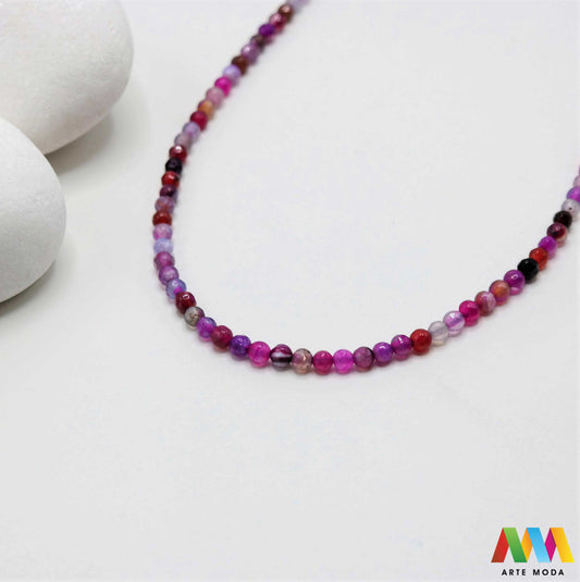 poludragi kamen ahat kristal kalcedon polu dragi poludrago kamenje dragulj mineral kvarc Ahat je jedan od najrasprostranjenijih kristala na planeti Ahat spada u grupu kalcedona izrazito je dekorativan te se od njega izrađuje lijepi nakit i ukrasni predmeti U Hrvatskoj je poznati Lepoglavski Ahat s brda Gaveznica