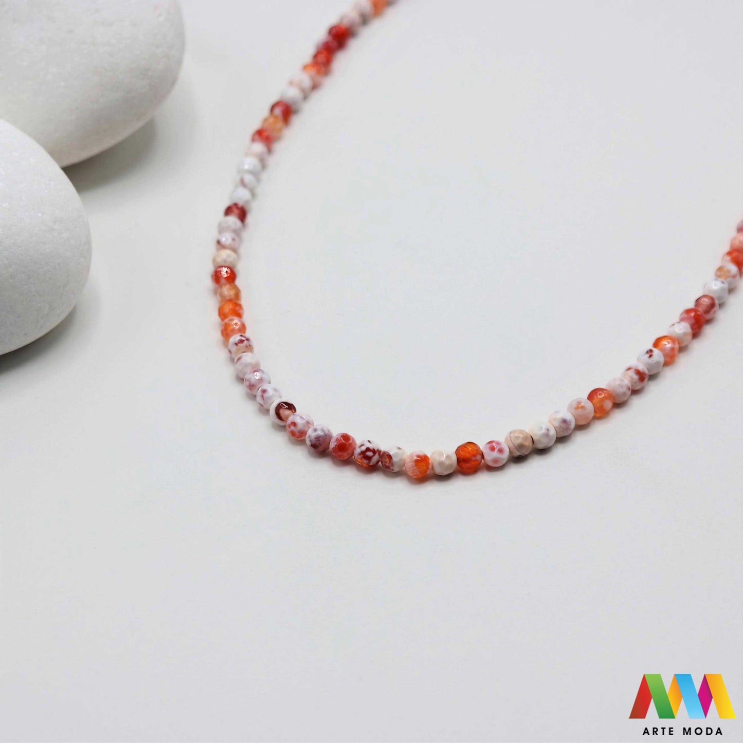 poludragi kamen ahat kristal kalcedon polu dragi poludrago kamenje dragulj mineral kvarc Ahat je jedan od najrasprostranjenijih kristala na planeti Ahat spada u grupu kalcedona izrazito je dekorativan te se od njega izrađuje lijepi nakit i ukrasni predmeti U Hrvatskoj je poznati Lepoglavski Ahat s brda Gaveznica