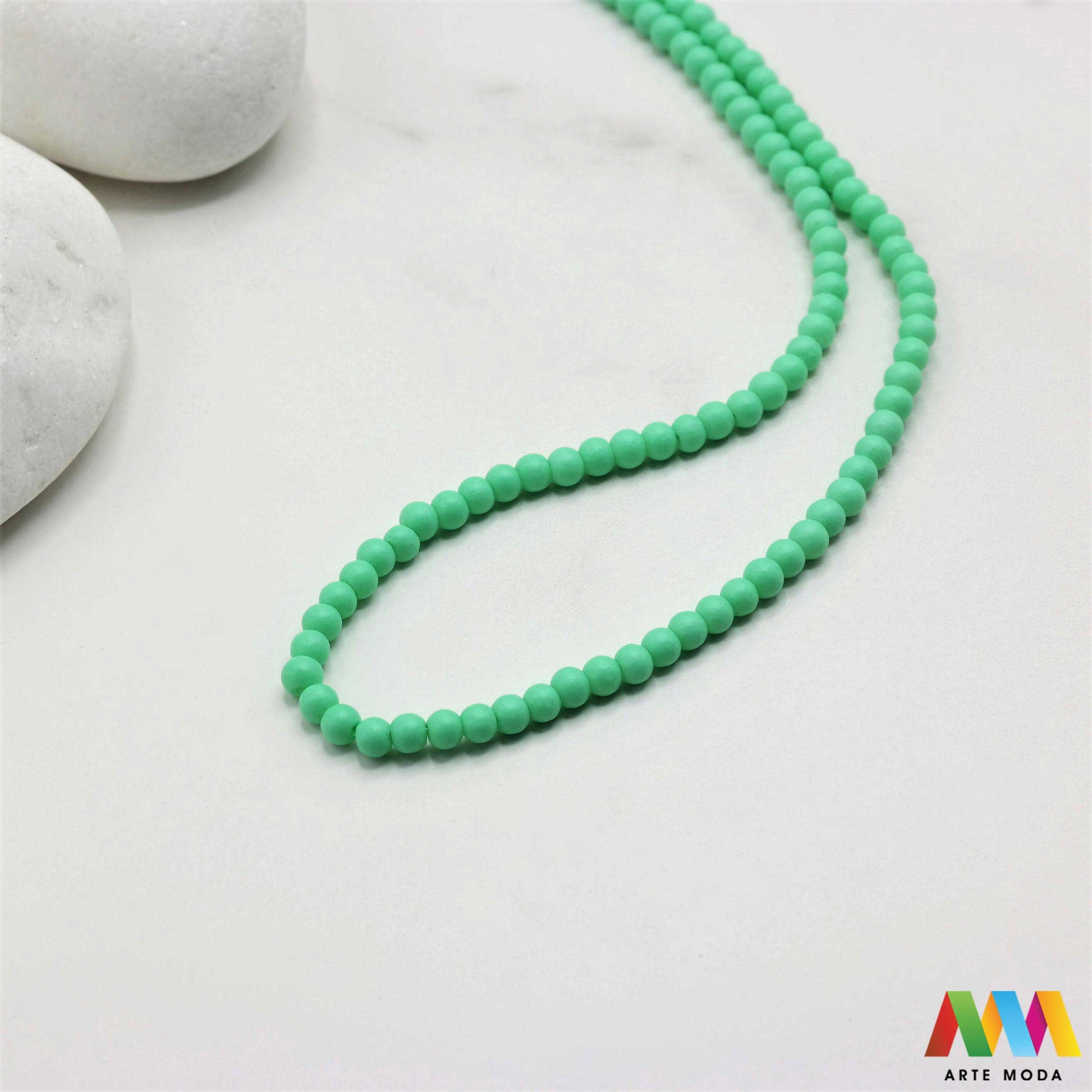 stakleni niz staklo perle zrna zrno staklena perla okrugle okrugla Staklene okrugle perle koje služe za nizanje i izradu nakita poput narukvica i ogrlica te torbica i ostalih modnih dodataka