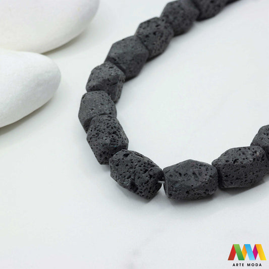 lava kamen vulkanska perle poludragi prirodni mat eterična ulja aromaterapija nakit izrada DIY repromaterijal mineral kristal narukvica ogrlica Tražite jedinstveni materijal za nakit Vulkanska lava je poludragi kamen s moćnom pričom Njegova porozna mat tekstura savršena je za izradu aromaterapijskog nakita jer sjajno upija i difuzira eterična ulja Lagan je simbolizira snagu i uzemljenje te je idealan za unisex i muške narukvice i ogrlice arte moda repromaterijal