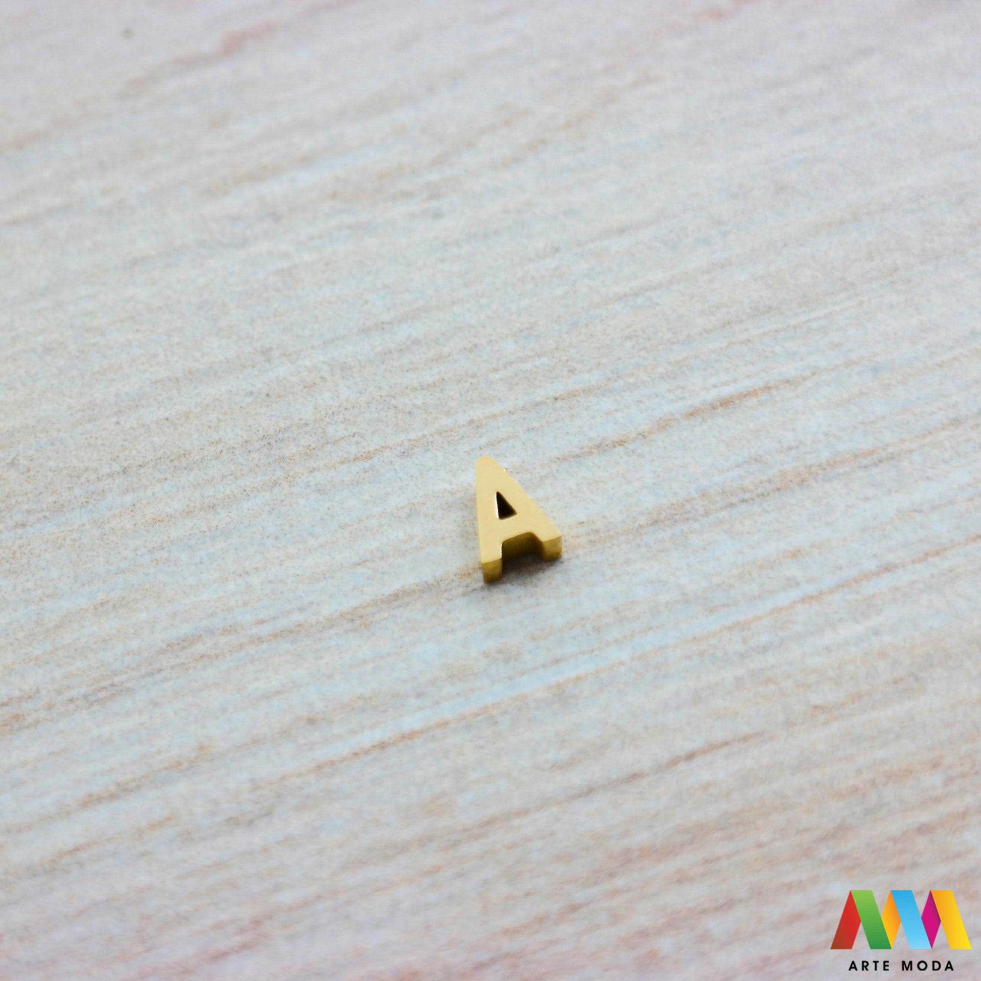 A slovo slova privjesak s jednom rupom privjesak od čelika privjesak čelik repromaterijal čelični ogrlice ogrlica narukvica narukvice nanožnica nehrđajući Slova izrađena od nehrđajućeg čelika 316L koja služe za izradu nakita poput narukvica ili ogrlica najčešće se koriste za nizanje na sajlu gumu flaks i ostale materijale