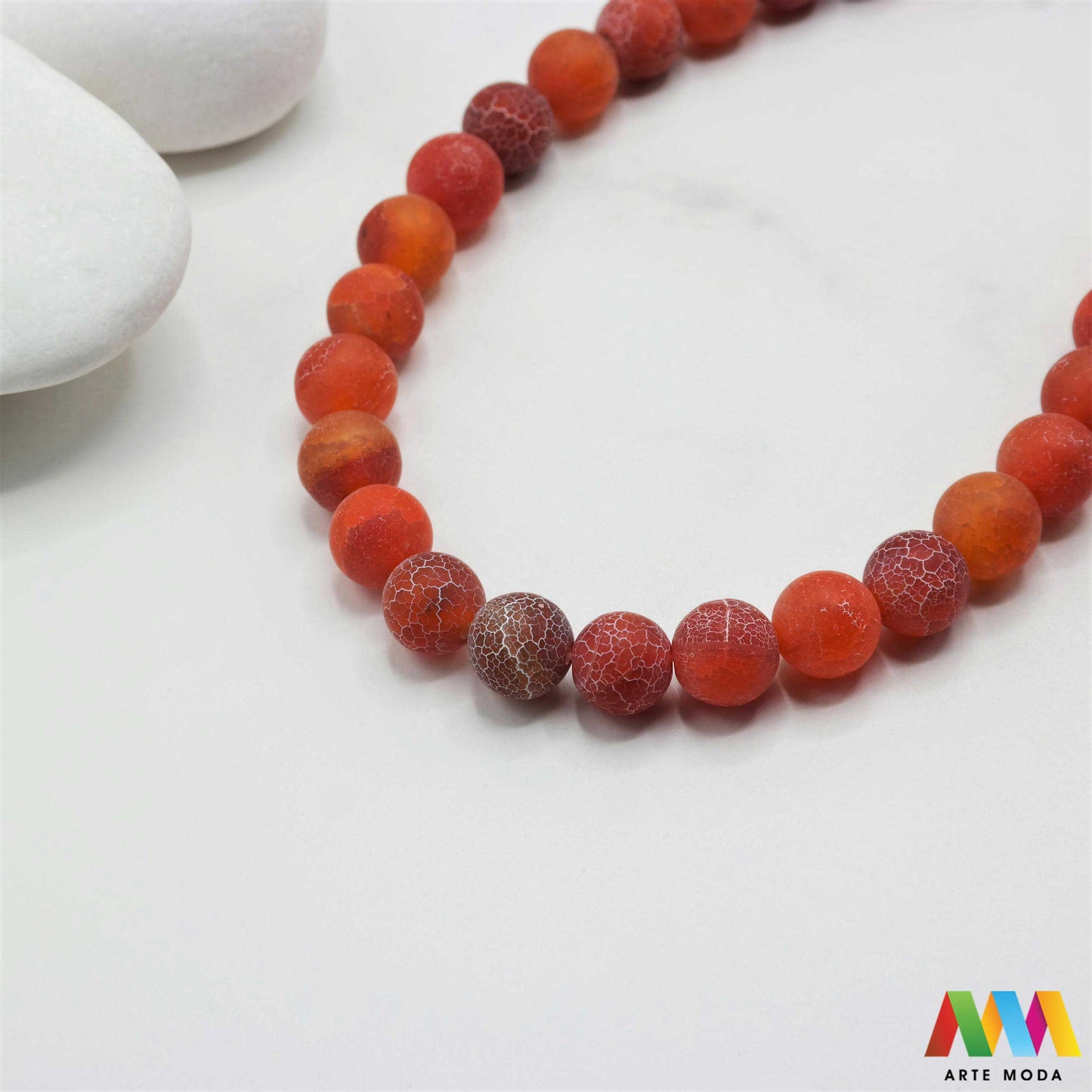 poludragi kamen ahat kristal kalcedon polu dragi poludrago kamenje dragulj mineral kvarc Ahat je jedan od najrasprostranjenijih kristala na planeti Ahat spada u grupu kalcedona izrazito je dekorativan te se od njega izrađuje lijepi nakit i ukrasni predmeti U Hrvatskoj je poznati Lepoglavski Ahat s brda Gaveznica