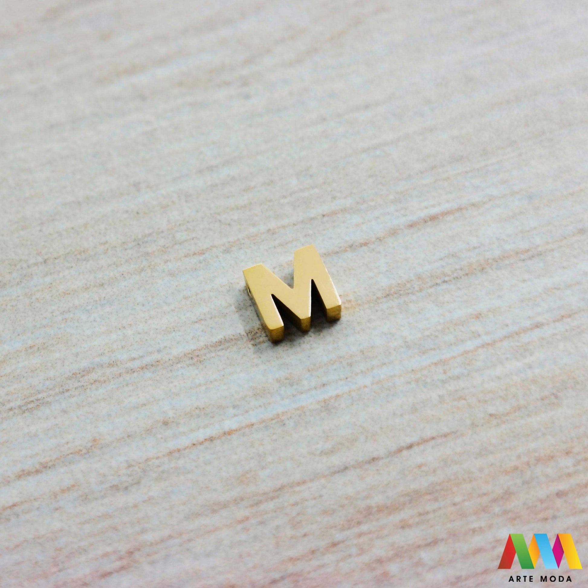 M slovo slova privjesak s jednom rupom privjesak od čelika privjesak čelik repromaterijal čelični ogrlice ogrlica narukvica narukvice nanožnica nehrđajući Slova izrađena od nehrđajućeg čelika 316L koja služe za izradu nakita poput narukvica ili ogrlica najčešće se koriste za nizanje na sajlu gumu flaks i ostale materijale