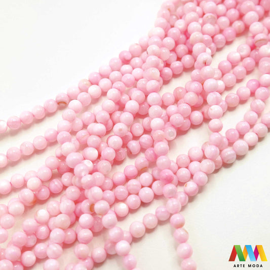 sedef školjka mekušac biser puž glavonožac kalcijev karbonat hitin poludrago kamenje repromaterijal poludragi kamen mineral Sedef je lako prepoznatljiva glatka tvar duginih boja koja tvori unutarnji sloj školjke određenih vrsta mekušaca i prekriva vanjski sloj bisera Sastoji se od kalcijevog karbonata kojeg izlučuju neki morski i slatkovodni mekušci te ga ova struktura čini otpornim na oštećenja dajući joj prepoznatljivi i jedinstveni sedefasti sjaj arte moda repromaterijal