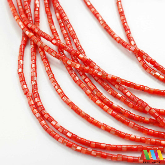 sedef školjka mekušac biser puž glavonožac kalcijev karbonat hitin poludrago kamenje repromaterijal poludragi kamen mineral Sedef je lako prepoznatljiva glatka tvar duginih boja koja tvori unutarnji sloj školjke određenih vrsta mekušaca i prekriva vanjski sloj bisera Sastoji se od kalcijevog karbonata kojeg izlučuju neki morski i slatkovodni mekušci te ga ova struktura čini otpornim na oštećenja dajući joj prepoznatljivi i jedinstveni sedefasti sjaj arte moda repromaterijal