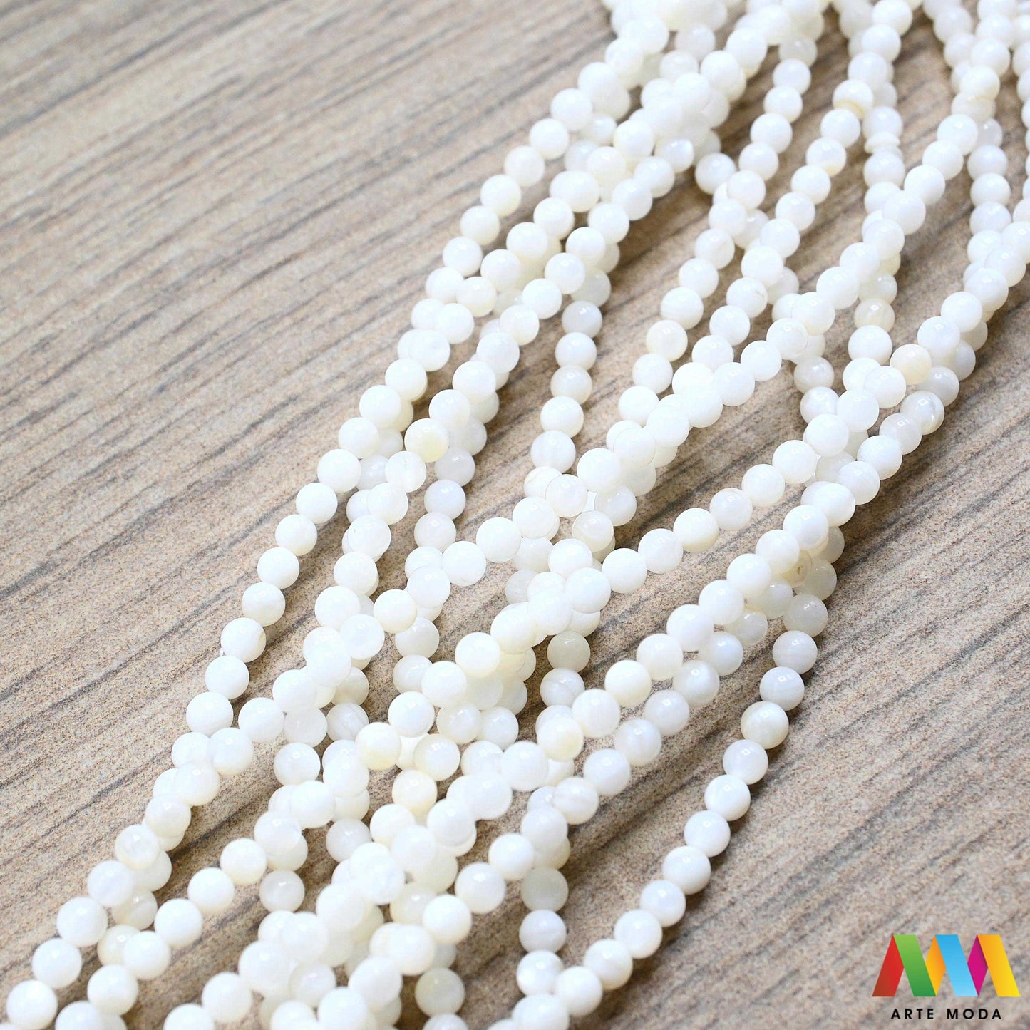 sedef školjka mekušac biser puž glavonožac kalcijev karbonat hitin poludrago kamenje repromaterijal poludragi kamen mineral Sedef je lako prepoznatljiva glatka tvar duginih boja koja tvori unutarnji sloj školjke određenih vrsta mekušaca i prekriva vanjski sloj bisera Sastoji se od kalcijevog karbonata kojeg izlučuju neki morski i slatkovodni mekušci te ga ova struktura čini otpornim na oštećenja dajući joj prepoznatljivi i jedinstveni sedefasti sjaj arte moda repromaterijal