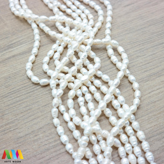 riječni biser zrno bisernica sedef školjka dragi kamen dragulj poludrago kamenje repromaterijal poludragi ukrasni mineral kristal Biser je zrnata tvorevina koja nastaje kod nekih mekušaca osobito kod školjaka bisernica Sastavljeni su od tankih koncentričnih slojeva sedefa i većinom su okruglasti Umjetno uzgojen biser pravi je dragulj mora kojega su stvorili zajednički napori prirode čovjeka i školjke - bisernice arte moda