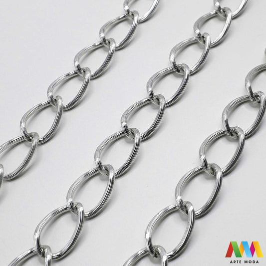 aluminijski lanac torbe ruksak nakit lagani izrada aluminij DIY materijal remen ogrlice narukvice karike ručke pribor komponente ukrasni repromaterijal Želite lagan i trendi materijal Aluminijski lanci savršeni su za vaše projekte Idealni su za izradu laganih remena za torbe ili statement nakita ogrlice narukvice Lakši su od klasičnih metala ne opterećuju i dolaze u raznim bojama i debljinama Lako ih je rezati i oblikovati laganu eleganciju za svoj uradi sam nakit i modne dodatke arte moda repromaterijal