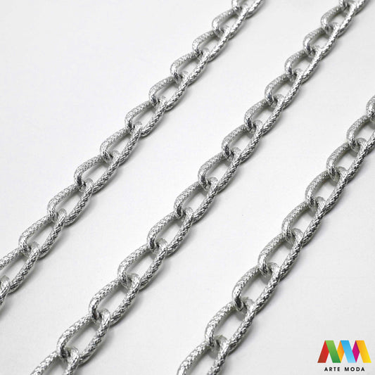 aluminijski lanac torbe ruksak nakit lagani izrada aluminij DIY materijal remen ogrlice narukvice karike ručke pribor komponente ukrasni repromaterijal Želite lagan i trendi materijal Aluminijski lanci savršeni su za vaše projekte Idealni su za izradu laganih remena za torbe ili statement nakita ogrlice narukvice Lakši su od klasičnih metala ne opterećuju i dolaze u raznim bojama i debljinama Lako ih je rezati i oblikovati laganu eleganciju za svoj uradi sam nakit i modne dodatke arte moda repromaterijal