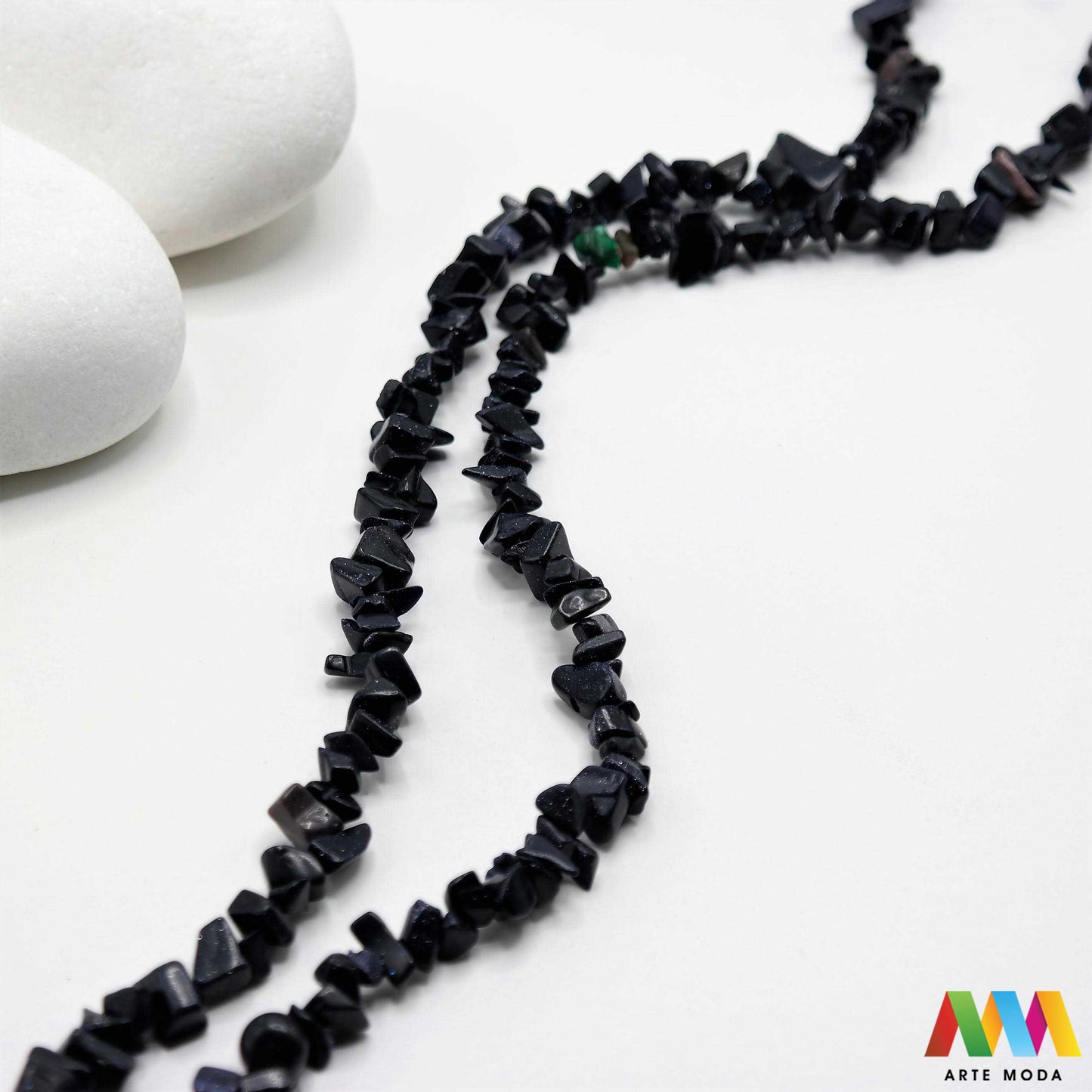 poludragi kamen čips kamenčići nakit diy ručni rad prirodni mineral kristal Pustinjska noć Mali komadići prirodnog kamena različitih boja i tekstura idealni za izradu nakita dekoracija i umjetničkih projekata U našoj ponudi pronaći ćete široki izbor čipsa od popularnih poludragih kamenja poput ahata tirkiza ametista i mnogih drugih