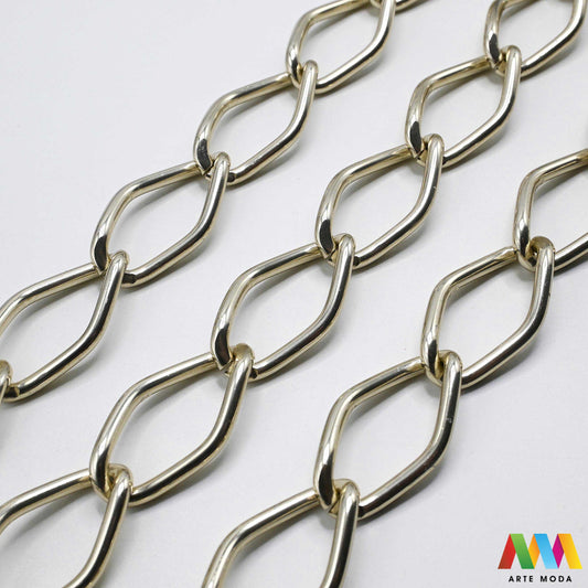 aluminijski lanac torbe ruksak nakit lagani izrada aluminij DIY materijal remen ogrlice narukvice karike ručke pribor komponente ukrasni repromaterijal Želite lagan i trendi materijal Aluminijski lanci savršeni su za vaše projekte Idealni su za izradu laganih remena za torbe ili statement nakita ogrlice narukvice Lakši su od klasičnih metala ne opterećuju i dolaze u raznim bojama i debljinama Lako ih je rezati i oblikovati laganu eleganciju za svoj uradi sam nakit i modne dodatke arte moda repromaterijal