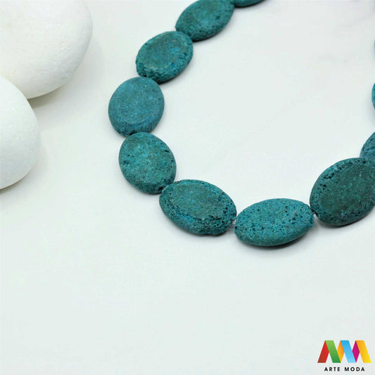 lava kamen vulkanska perle poludragi prirodni mat eterična ulja aromaterapija nakit izrada DIY repromaterijal mineral kristal narukvica ogrlica Tražite jedinstveni materijal za nakit Vulkanska lava je poludragi kamen s moćnom pričom Njegova porozna mat tekstura savršena je za izradu aromaterapijskog nakita jer sjajno upija i difuzira eterična ulja Lagan je simbolizira snagu i uzemljenje te je idealan za unisex i muške narukvice i ogrlice arte moda repromaterijal