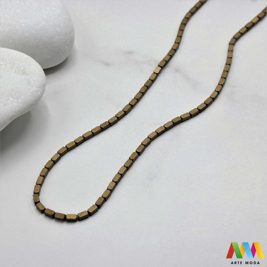 hematit krvavi kamen poludragi mineral metalni sjaj kvarc zrcalo kristal prirodni metalik meditacija zaštita repromaterijal Hematit (ili krvavi kamen) je prirodni mineral smeđe sive ili crne boje karakteriziran prisustvom hladnog metalnog sjaja Vjeruje se da pomaže u jačanju volje samopouzdanja i povezanosti s majkom zemljom Nakit izrađen od njega fascinira svojim tajanstvenim zrcalnim sjajem