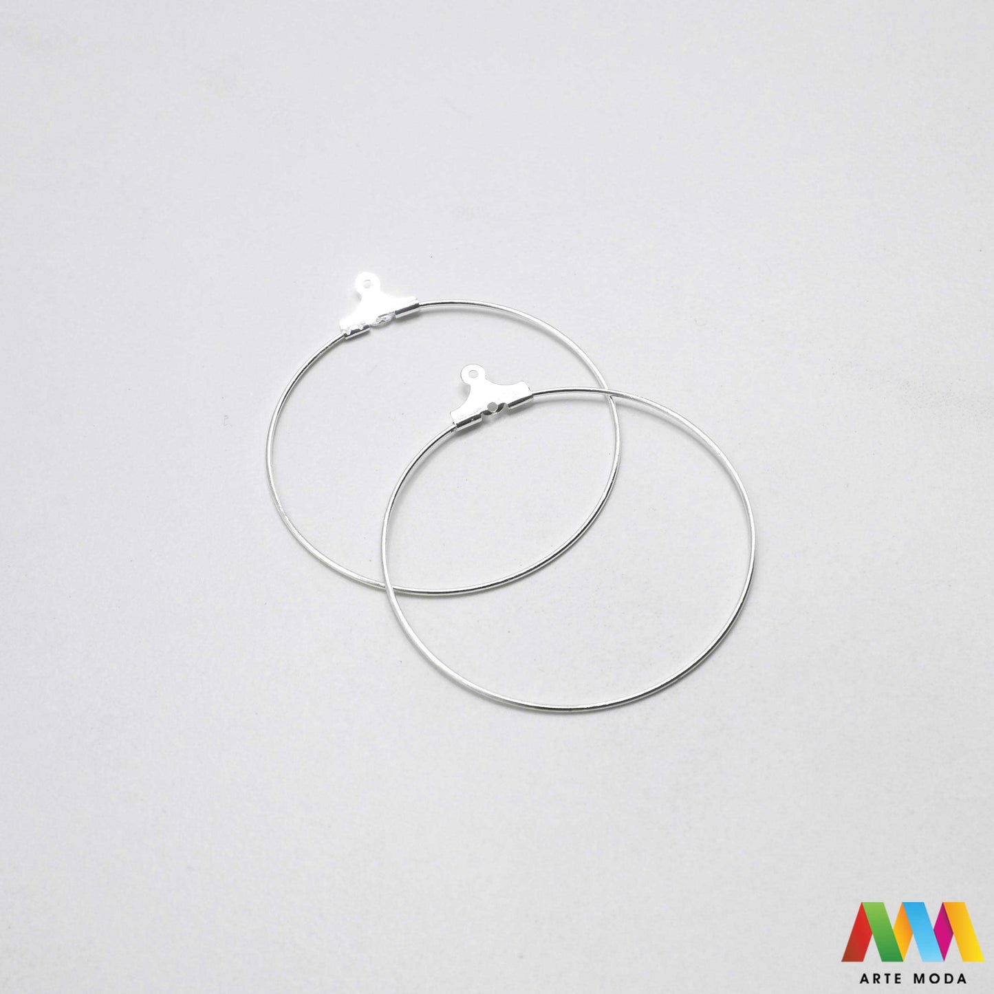 naušnice iglice uši visilice osnove elementi DIY klipse srebrne zlatne repromaterijal metalne metalni ringovi okrugle Pretvorite svoje ideje u stvarnost od samog početka Naše metalne baze za izradu naušnica pružaju savršenu osnovu za svaki stil od minimalističkih iglica na šaraf do upečatljivih visećih modela Bilo da lijepite elemente od polimerne gline ili slažete raskošne perle ove baze pružit će vašem uradi sam nakitu sigurnost stabilnost i besprijekoran profesionalan završetak arte moda repromaterijal