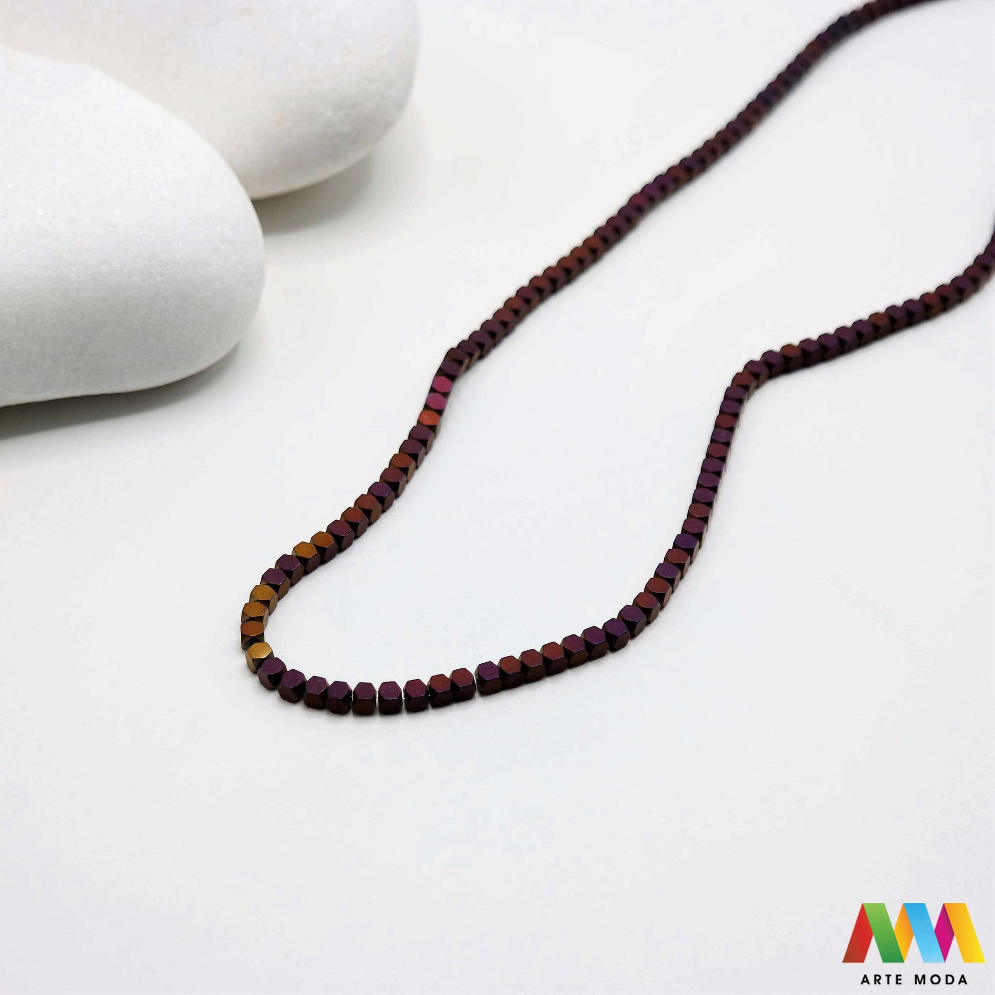 hematit krvavi kamen poludragi mineral metalni sjaj kvarc zrcalo kristal prirodni metalik meditacija zaštita repromaterijal Hematit (ili krvavi kamen) je prirodni mineral smeđe sive ili crne boje karakteriziran prisustvom hladnog metalnog sjaja Vjeruje se da pomaže u jačanju volje samopouzdanja i povezanosti s majkom zemljom Nakit izrađen od njega fascinira svojim tajanstvenim zrcalnim sjajem