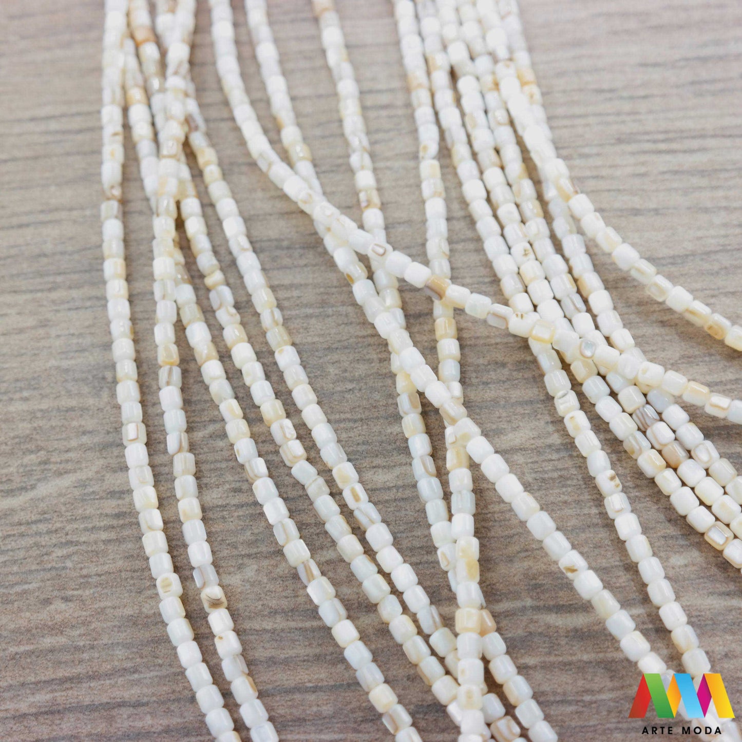 sedef školjka mekušac biser puž glavonožac kalcijev karbonat hitin poludrago kamenje repromaterijal poludragi kamen mineral Sedef je lako prepoznatljiva glatka tvar duginih boja koja tvori unutarnji sloj školjke određenih vrsta mekušaca i prekriva vanjski sloj bisera Sastoji se od kalcijevog karbonata kojeg izlučuju neki morski i slatkovodni mekušci te ga ova struktura čini otpornim na oštećenja dajući joj prepoznatljivi i jedinstveni sedefasti sjaj arte moda repromaterijal