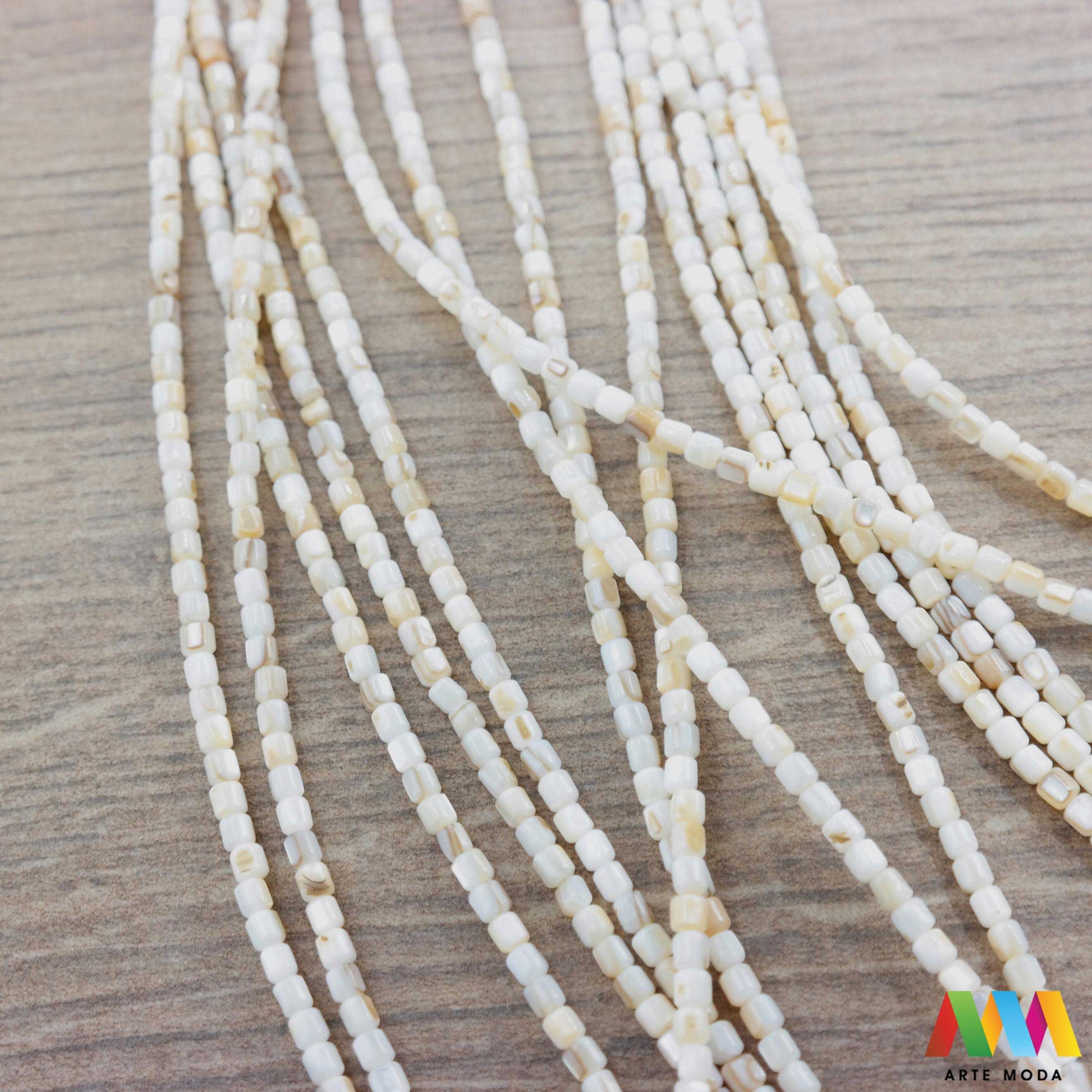 sedef školjka mekušac biser puž glavonožac kalcijev karbonat hitin poludrago kamenje repromaterijal poludragi kamen mineral Sedef je lako prepoznatljiva glatka tvar duginih boja koja tvori unutarnji sloj školjke određenih vrsta mekušaca i prekriva vanjski sloj bisera Sastoji se od kalcijevog karbonata kojeg izlučuju neki morski i slatkovodni mekušci te ga ova struktura čini otpornim na oštećenja dajući joj prepoznatljivi i jedinstveni sedefasti sjaj arte moda repromaterijal