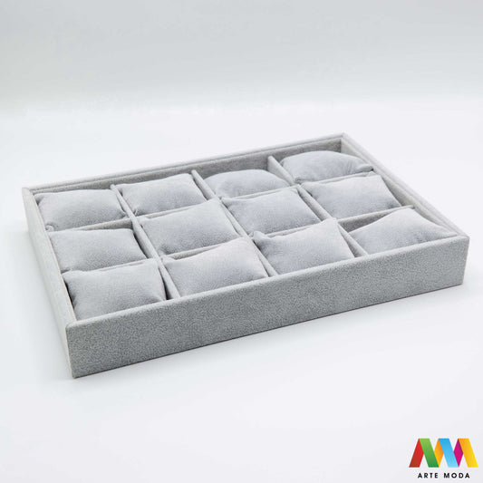 stalci za narukvice naušnica drveni skaj pamučna špaga plišani organizator držač izlaganje nakita oprema butik prezentacija elegantni luksuzni Predstavite svoje narukvice na najljepši način uz naše unikatne drvene stalke presvučene plišom skajem ili pamučnom špagom Svaki stalak pruža savršenu podlogu koja štiti nakit od ogrebotina istovremeno nudeći raznolikost tekstura i stilova – od nježne elegancije pliša preko moderne profinjenosti skaja do rustikalnog šarma pamučne špage arte moda repromaterijal