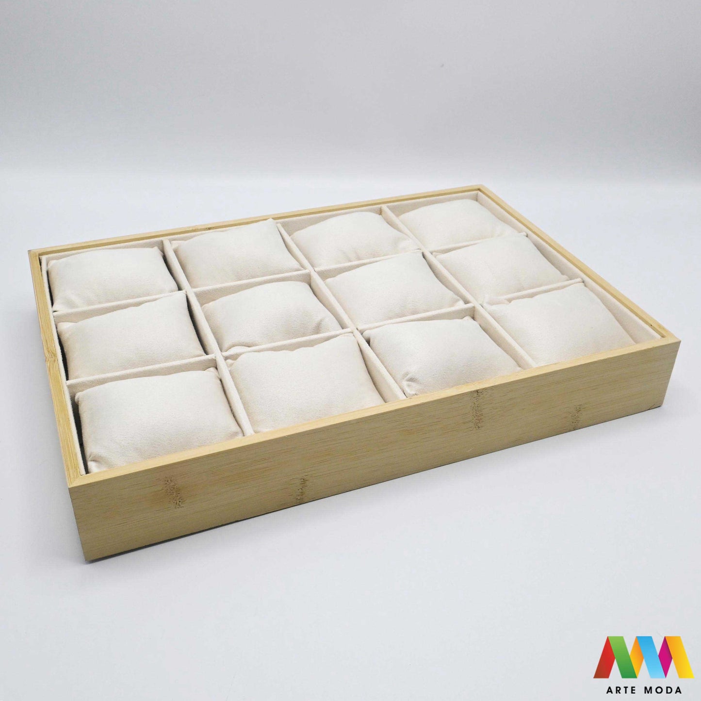 stalci za narukvice naušnica drveni skaj pamučna špaga plišani organizator držač izlaganje nakita oprema butik prezentacija elegantni luksuzni Predstavite svoje narukvice na najljepši način uz naše unikatne drvene stalke presvučene plišom skajem ili pamučnom špagom Svaki stalak pruža savršenu podlogu koja štiti nakit od ogrebotina istovremeno nudeći raznolikost tekstura i stilova – od nježne elegancije pliša preko moderne profinjenosti skaja do rustikalnog šarma pamučne špage arte moda repromaterijal