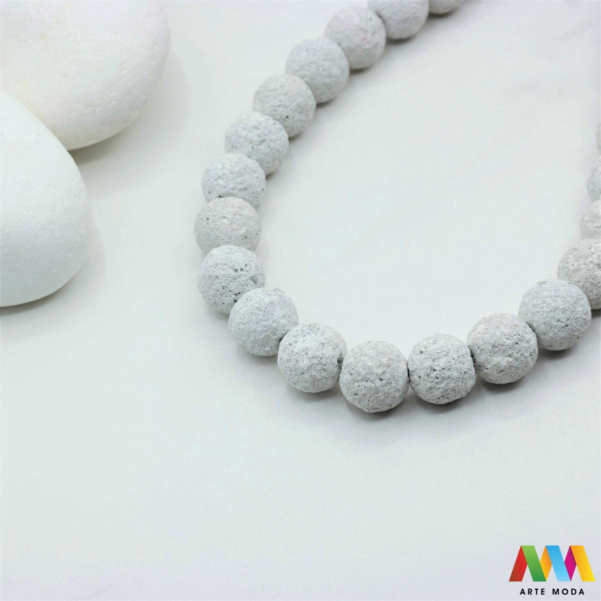 lava kamen vulkanska perle poludragi prirodni mat eterična ulja aromaterapija nakit izrada DIY repromaterijal mineral kristal narukvica ogrlica Tražite jedinstveni materijal za nakit Vulkanska lava je poludragi kamen s moćnom pričom Njegova porozna mat tekstura savršena je za izradu aromaterapijskog nakita jer sjajno upija i difuzira eterična ulja Lagan je simbolizira snagu i uzemljenje te je idealan za unisex i muške narukvice i ogrlice arte moda repromaterijal