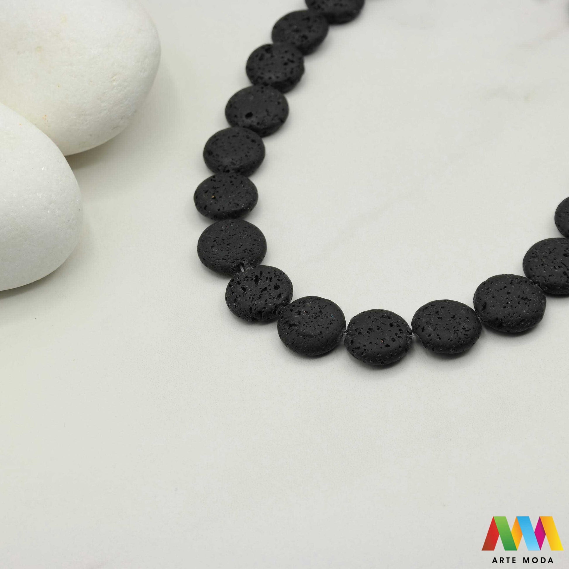 lava kamen vulkanska perle poludragi prirodni mat eterična ulja aromaterapija nakit izrada DIY repromaterijal mineral kristal narukvica ogrlica Tražite jedinstveni materijal za nakit Vulkanska lava je poludragi kamen s moćnom pričom Njegova porozna mat tekstura savršena je za izradu aromaterapijskog nakita jer sjajno upija i difuzira eterična ulja Lagan je simbolizira snagu i uzemljenje te je idealan za unisex i muške narukvice i ogrlice arte moda repromaterijal