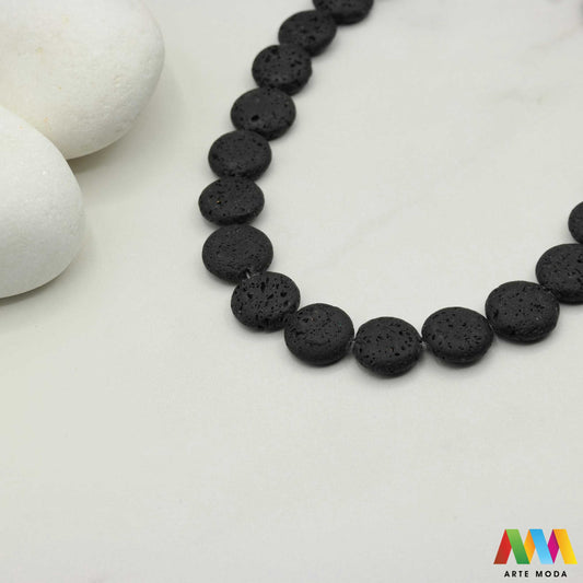 lava kamen vulkanska perle poludragi prirodni mat eterična ulja aromaterapija nakit izrada DIY repromaterijal mineral kristal narukvica ogrlica Tražite jedinstveni materijal za nakit Vulkanska lava je poludragi kamen s moćnom pričom Njegova porozna mat tekstura savršena je za izradu aromaterapijskog nakita jer sjajno upija i difuzira eterična ulja Lagan je simbolizira snagu i uzemljenje te je idealan za unisex i muške narukvice i ogrlice arte moda repromaterijal