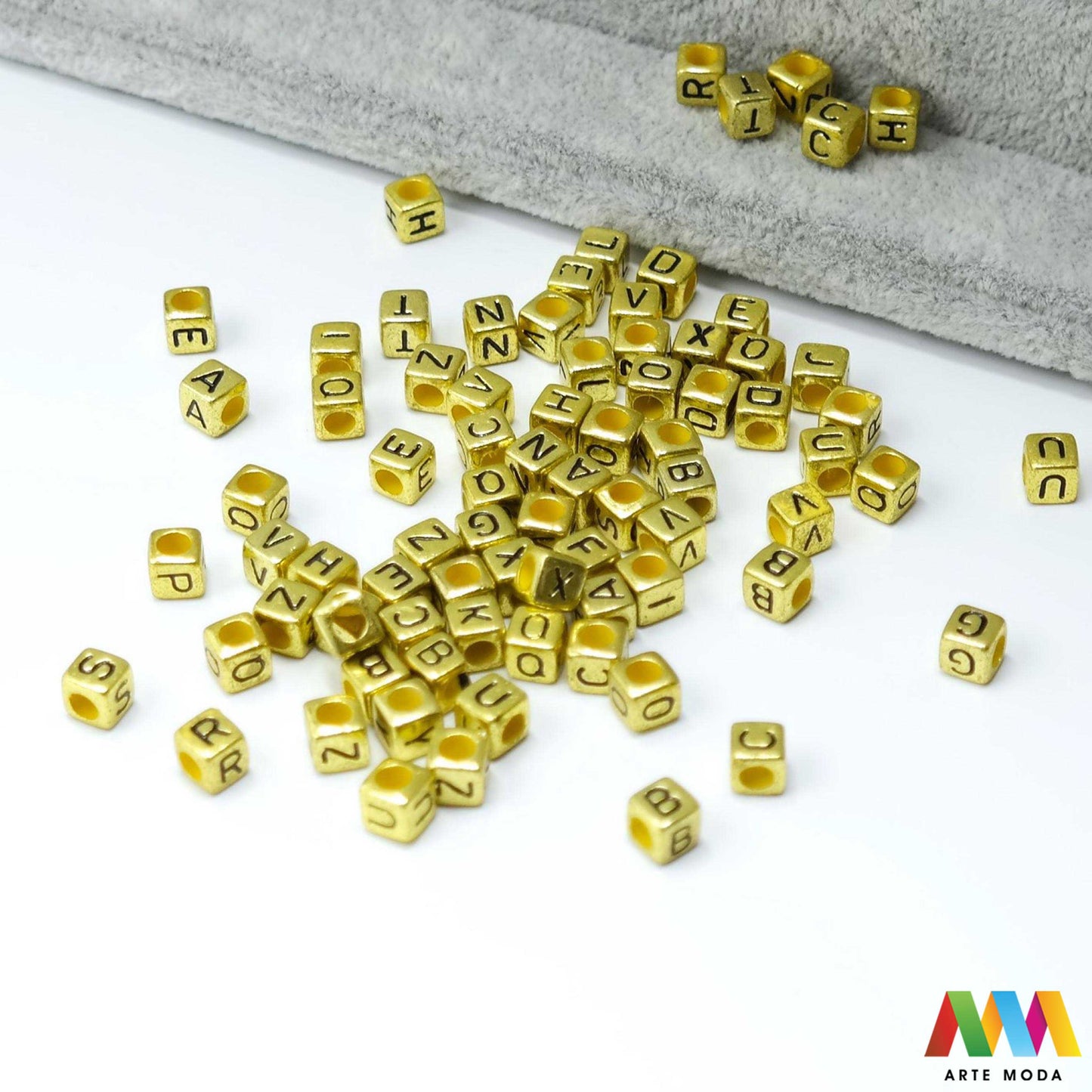 slova brojevi plastične nizanje imenom narukvice prijateljstva dječji nakit personalizirani kockaste perle okrugle abeceda DIY ručni rad izrada mix mješana Stvorite personalizirani nakit s našim plastičnim slovima i brojevima Perle u obliku kocki i krugova idealne su za izradu narukvica s imenom i porukama Lagane su šarene i savršene za dječji nakit i narukvice prijateljstva Lako nizanje za maksimalnu uradi sam zabavu arte moda repromaterijal