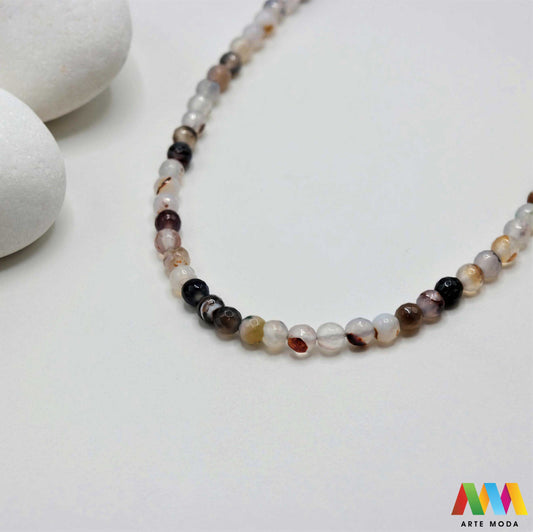 poludragi kamen ahat kristal kalcedon polu dragi poludrago kamenje dragulj mineral kvarc Ahat je jedan od najrasprostranjenijih kristala na planeti Ahat spada u grupu kalcedona izrazito je dekorativan te se od njega izrađuje lijepi nakit i ukrasni predmeti U Hrvatskoj je poznati Lepoglavski Ahat s brda Gaveznica