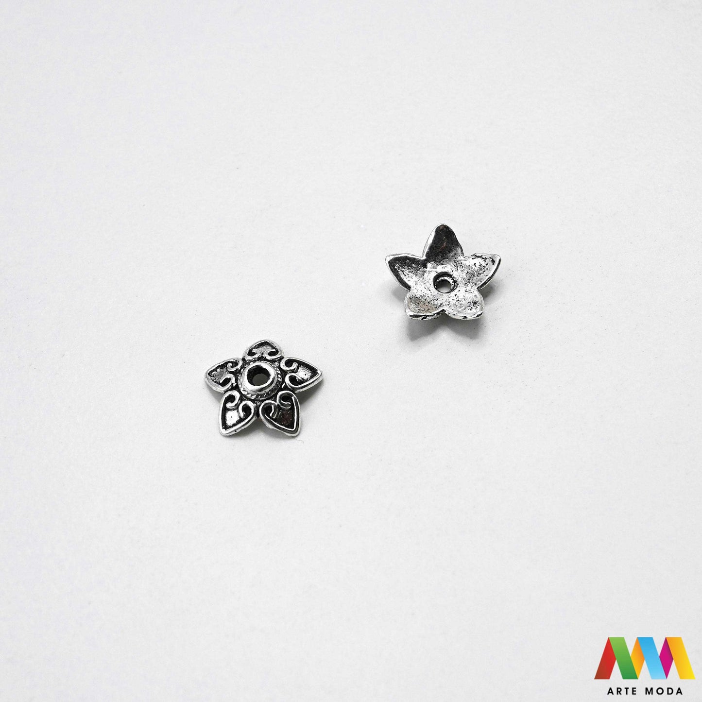 Luksuzne metalne filigranske ljevane kapice za perle u srebrnoj zlatnoj i brončanoj boji izložene Prikazane su čvrste i detaljno lijevane ornamentne kapice krunice i zvonoliki ukrasi koji obujmljuju okrugle staklene drvene i kamene perle pri izradi nakita Vrhunski metalni repromaterijal i masivniji dekorativni razdjelnici s preciznim rupama za nizanje namijenjeni za izradu unikatnih ogrlica narukvica i visećih naušnica u DIY radionicama za ručnu izradu modnog i vintage nakita arte moda repromaterijali