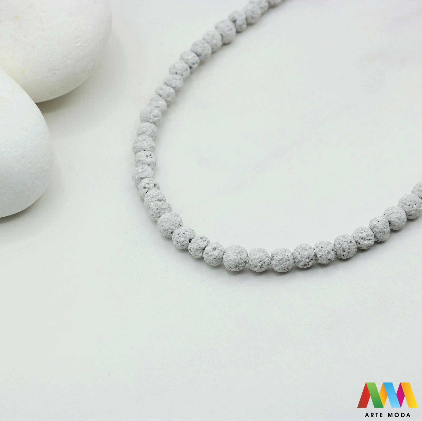 lava kamen vulkanska perle poludragi prirodni mat eterična ulja aromaterapija nakit izrada DIY repromaterijal mineral kristal narukvica ogrlica Tražite jedinstveni materijal za nakit Vulkanska lava je poludragi kamen s moćnom pričom Njegova porozna mat tekstura savršena je za izradu aromaterapijskog nakita jer sjajno upija i difuzira eterična ulja Lagan je simbolizira snagu i uzemljenje te je idealan za unisex i muške narukvice i ogrlice arte moda repromaterijal