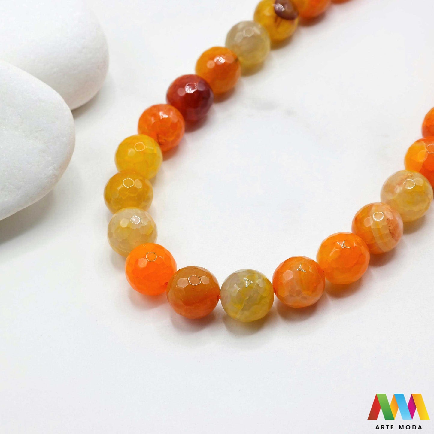 poludragi kamen ahat kristal kalcedon polu dragi poludrago kamenje dragulj mineral kvarc Ahat je jedan od najrasprostranjenijih kristala na planeti Ahat spada u grupu kalcedona izrazito je dekorativan te se od njega izrađuje lijepi nakit i ukrasni predmeti U Hrvatskoj je poznati Lepoglavski Ahat s brda Gaveznica