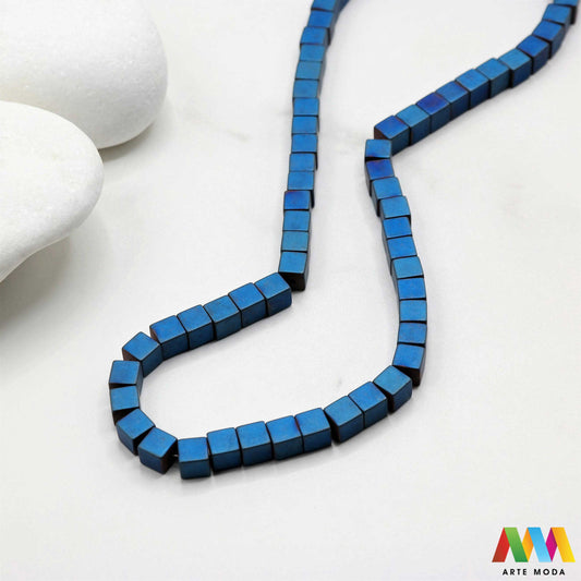 hematit krvavi kamen poludragi mineral metalni sjaj kvarc zrcalo kristal prirodni metalik meditacija zaštita repromaterijal Hematit (ili krvavi kamen) je prirodni mineral smeđe sive ili crne boje karakteriziran prisustvom hladnog metalnog sjaja Vjeruje se da pomaže u jačanju volje samopouzdanja i povezanosti s majkom zemljom Nakit izrađen od njega fascinira svojim tajanstvenim zrcalnim sjajem