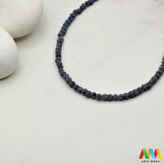 lava kamen vulkanska perle poludragi prirodni mat eterična ulja aromaterapija nakit izrada DIY repromaterijal mineral kristal narukvica ogrlica Tražite jedinstveni materijal za nakit Vulkanska lava je poludragi kamen s moćnom pričom Njegova porozna mat tekstura savršena je za izradu aromaterapijskog nakita jer sjajno upija i difuzira eterična ulja Lagan je simbolizira snagu i uzemljenje te je idealan za unisex i muške narukvice i ogrlice arte moda repromaterijal