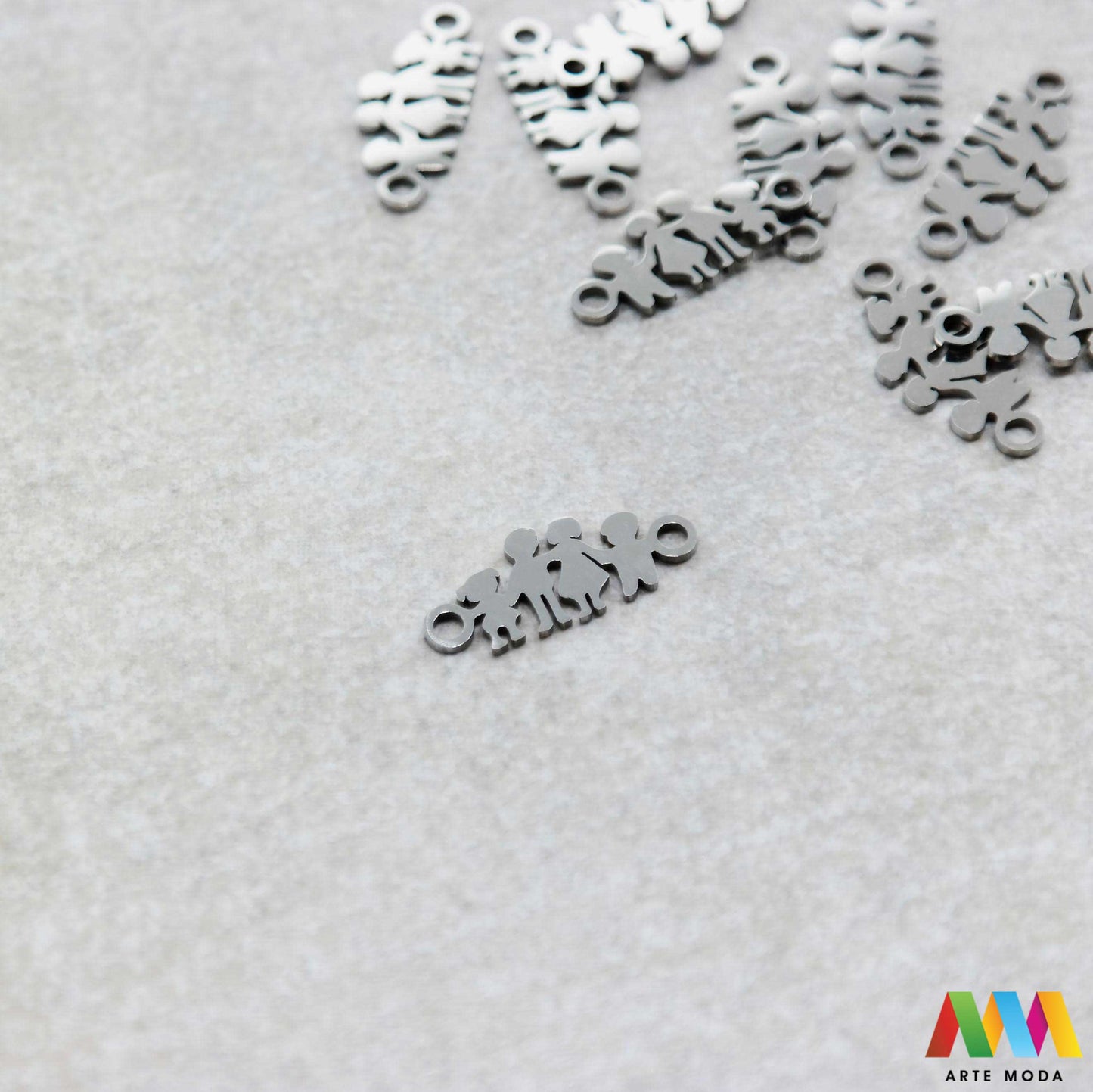 obitelj privjesak s dvije rupe dve od čelika repromaterijal čelični ogrlice ogrlica narukvica narukvice nanožnica nehrđajući Privjesci izrađeni od nehrđajućeg čelika 316L koji služe za izradu nakita poput narukvica ili ogrlica najčešće se koriste za nizanje ili uz pomoć alkice se stavljaju na sajlu gumu flaks i ostale materijale