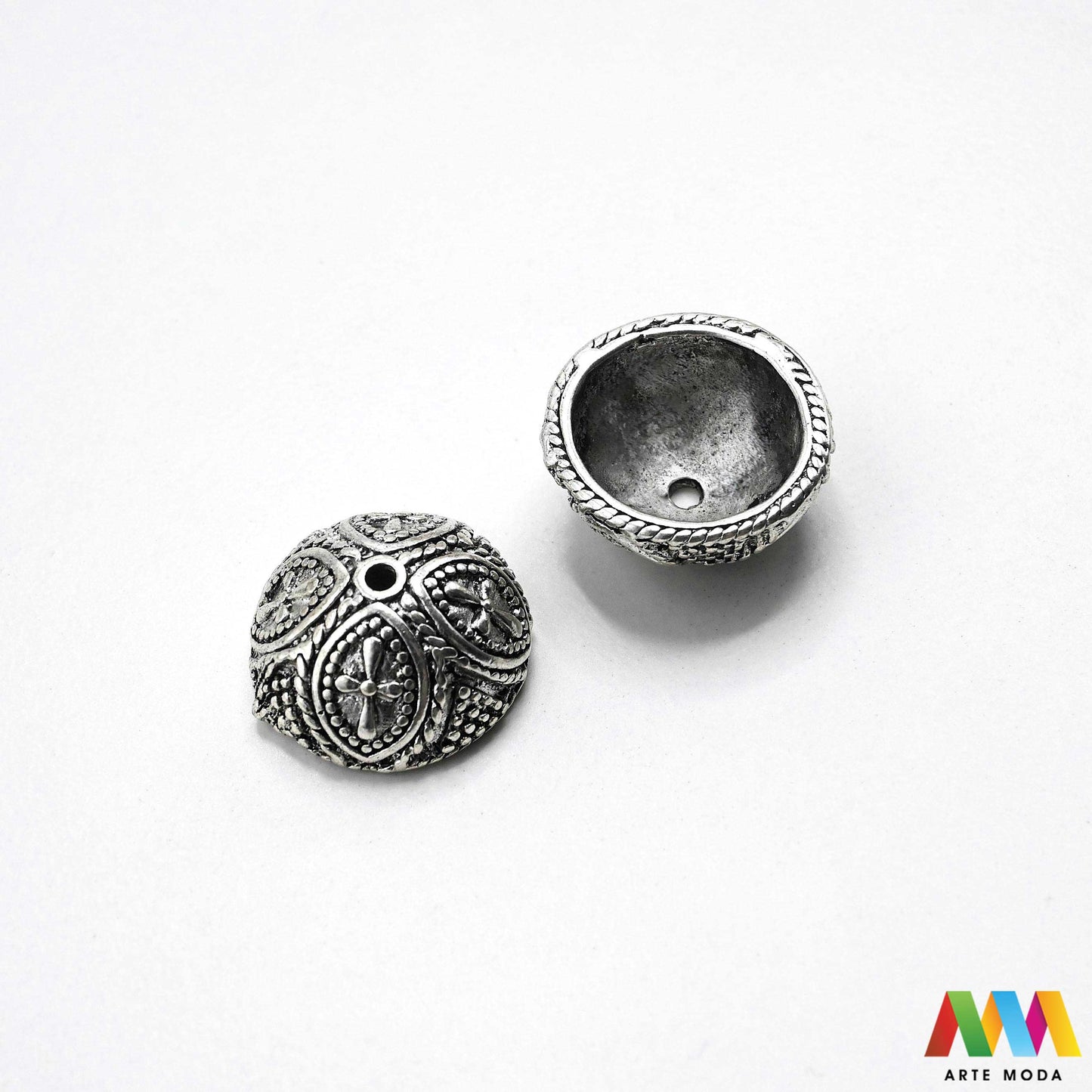 Luksuzne metalne filigranske ljevane kapice za perle u srebrnoj zlatnoj i brončanoj boji izložene Prikazane su čvrste i detaljno lijevane ornamentne kapice krunice i zvonoliki ukrasi koji obujmljuju okrugle staklene drvene i kamene perle pri izradi nakita Vrhunski metalni repromaterijal i masivniji dekorativni razdjelnici s preciznim rupama za nizanje namijenjeni za izradu unikatnih ogrlica narukvica i visećih naušnica u DIY radionicama za ručnu izradu modnog i vintage nakita arte moda repromaterijali