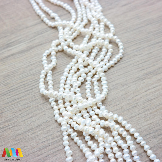 riječni biser zrno bisernica sedef školjka dragi kamen dragulj poludrago kamenje repromaterijal poludragi ukrasni mineral kristal Biser je zrnata tvorevina koja nastaje kod nekih mekušaca osobito kod školjaka bisernica Sastavljeni su od tankih koncentričnih slojeva sedefa i većinom su okruglasti Umjetno uzgojen biser pravi je dragulj mora kojega su stvorili zajednički napori prirode čovjeka i školjke - bisernice arte moda