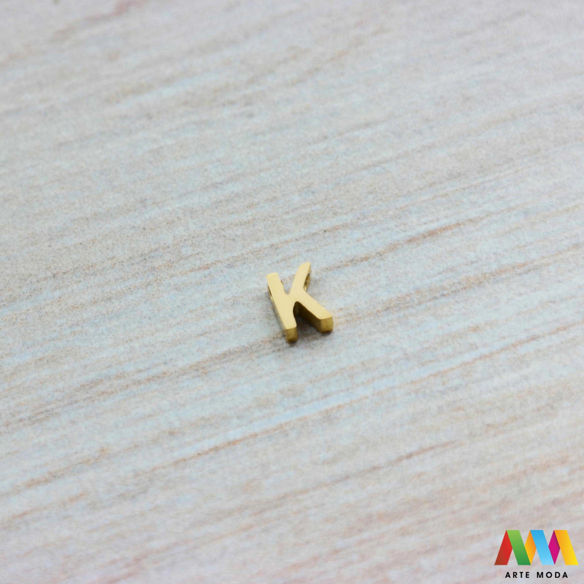 K slovo slova privjesak s jednom rupom privjesak od čelika privjesak čelik repromaterijal čelični ogrlice ogrlica narukvica narukvice nanožnica nehrđajući Slova izrađena od nehrđajućeg čelika 316L koja služe za izradu nakita poput narukvica ili ogrlica najčešće se koriste za nizanje na sajlu gumu flaks i ostale materijale