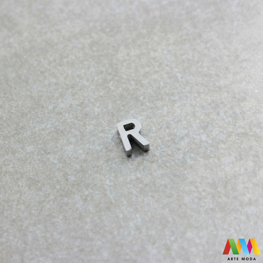 R slovo slova privjesak s jednom rupom privjesak od čelika privjesak čelik repromaterijal čelični ogrlice ogrlica narukvica narukvice nanožnica nehrđajući Slova izrađena od nehrđajućeg čelika 316L koja služe za izradu nakita poput narukvica ili ogrlica najčešće se koriste za nizanje na sajlu gumu flaks i ostale materijale