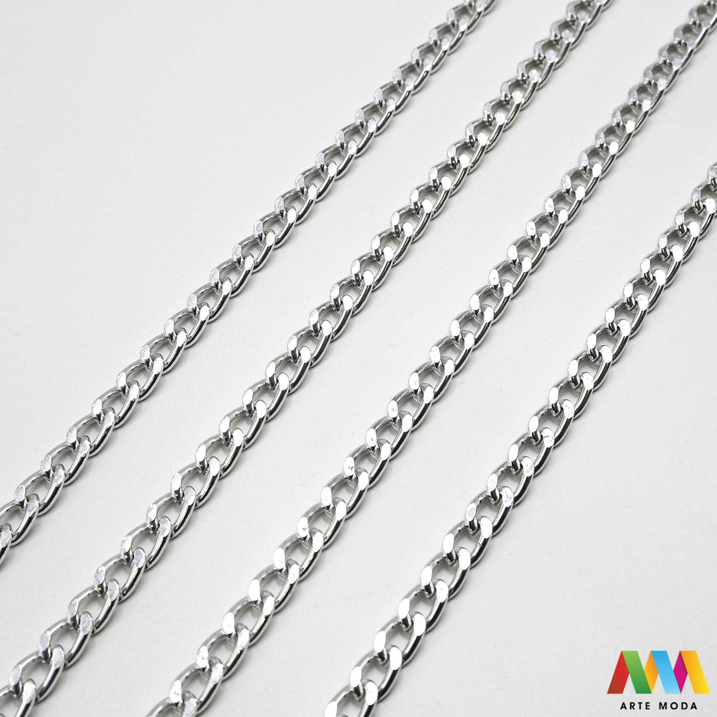 aluminijski lanac torbe ruksak nakit lagani izrada aluminij DIY materijal remen ogrlice narukvice karike ručke pribor komponente ukrasni repromaterijal Želite lagan i trendi materijal Aluminijski lanci savršeni su za vaše projekte Idealni su za izradu laganih remena za torbe ili statement nakita ogrlice narukvice Lakši su od klasičnih metala ne opterećuju i dolaze u raznim bojama i debljinama Lako ih je rezati i oblikovati laganu eleganciju za svoj uradi sam nakit i modne dodatke arte moda repromaterijal