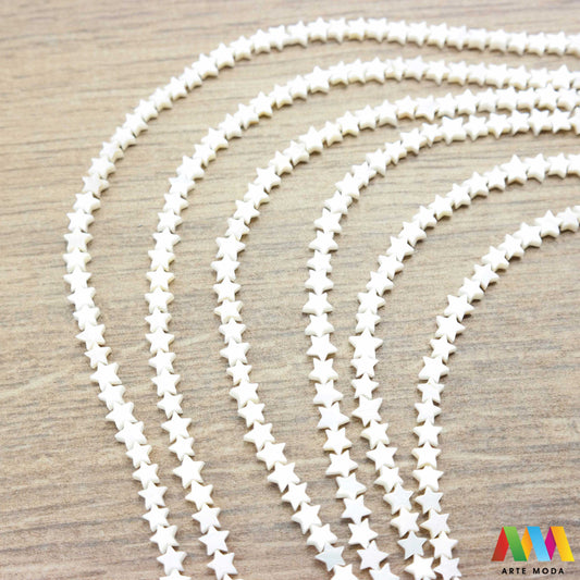 sedef školjka mekušac biser puž glavonožac kalcijev karbonat hitin poludrago kamenje repromaterijal poludragi kamen mineral Sedef je lako prepoznatljiva glatka tvar duginih boja koja tvori unutarnji sloj školjke određenih vrsta mekušaca i prekriva vanjski sloj bisera Sastoji se od kalcijevog karbonata kojeg izlučuju neki morski i slatkovodni mekušci te ga ova struktura čini otpornim na oštećenja dajući joj prepoznatljivi i jedinstveni sedefasti sjaj arte moda repromaterijal