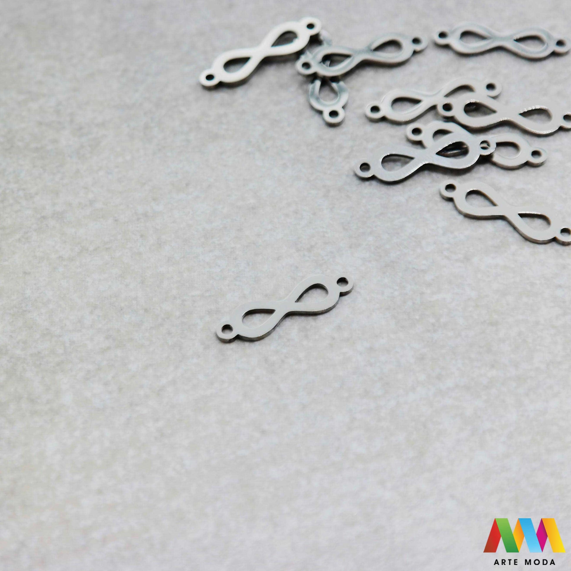 beskonačno privjesak s dvije rupe dve od čelika repromaterijal čelični ogrlice ogrlica narukvica narukvice nanožnica nehrđajući Privjesci izrađeni od nehrđajućeg čelika 316L koji služe za izradu nakita poput narukvica ili ogrlica najčešće se koriste za nizanje ili uz pomoć alkice se stavljaju na sajlu gumu flaks i ostale materijale