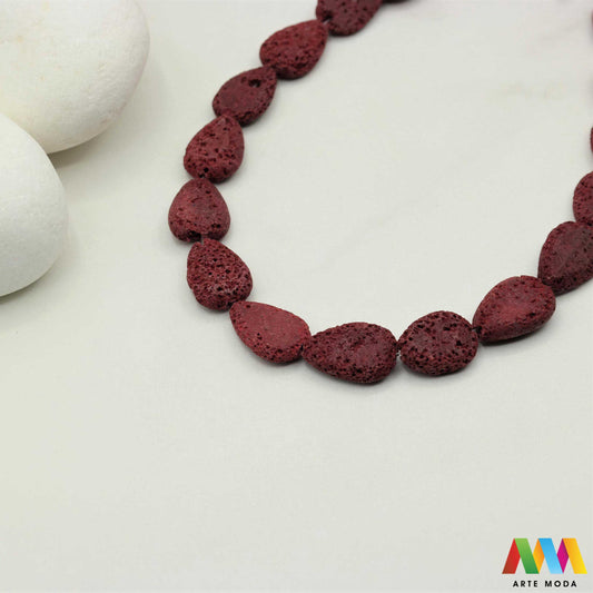 lava kamen vulkanska perle poludragi prirodni mat eterična ulja aromaterapija nakit izrada DIY repromaterijal mineral kristal narukvica ogrlica Tražite jedinstveni materijal za nakit Vulkanska lava je poludragi kamen s moćnom pričom Njegova porozna mat tekstura savršena je za izradu aromaterapijskog nakita jer sjajno upija i difuzira eterična ulja Lagan je simbolizira snagu i uzemljenje te je idealan za unisex i muške narukvice i ogrlice arte moda repromaterijal