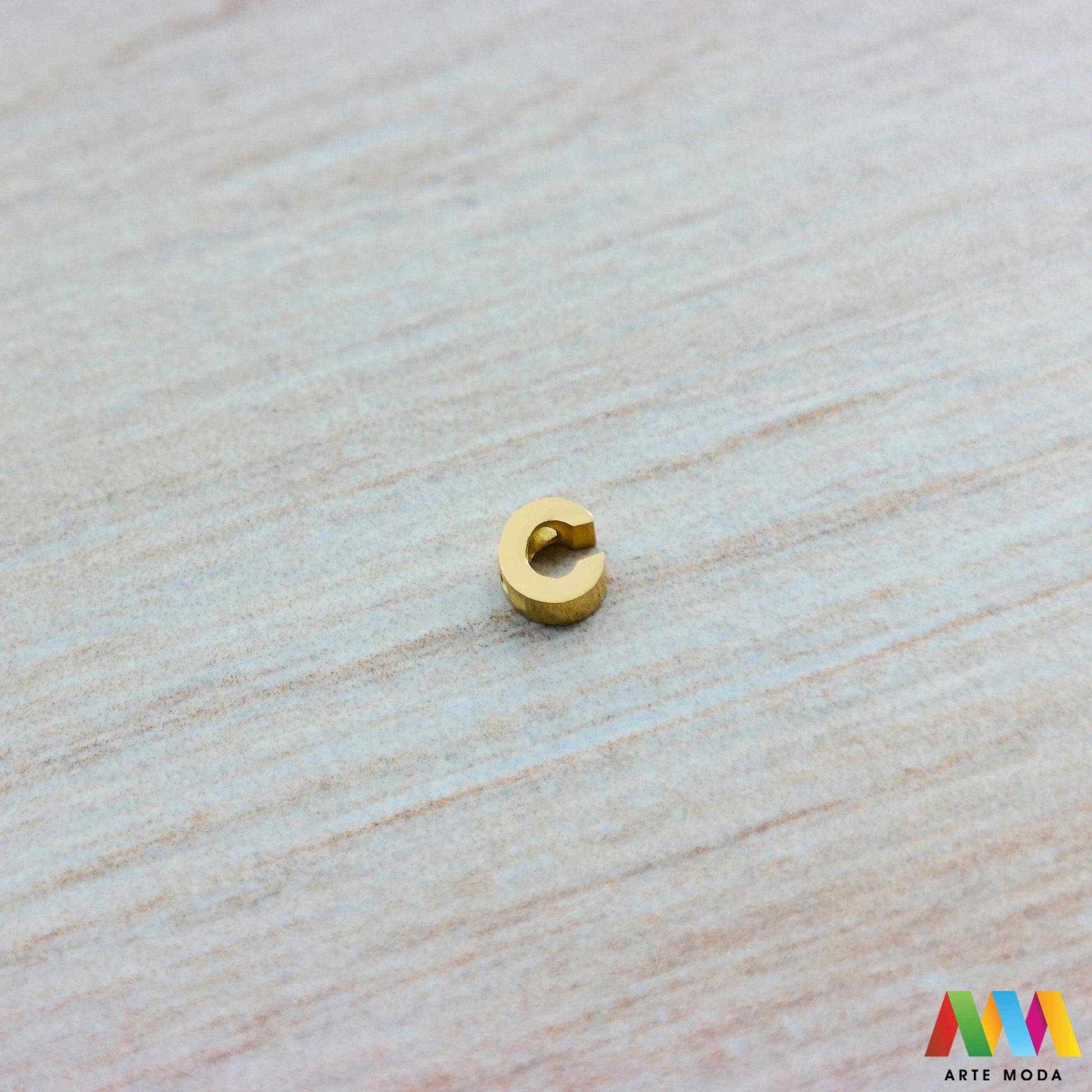 C slovo slova privjesak s jednom rupom privjesak od čelika privjesak čelik repromaterijal čelični ogrlice ogrlica narukvica narukvice nanožnica nehrđajući Slova izrađena od nehrđajućeg čelika 316L koja služe za izradu nakita poput narukvica ili ogrlica najčešće se koriste za nizanje na sajlu gumu flaks i ostale materijale